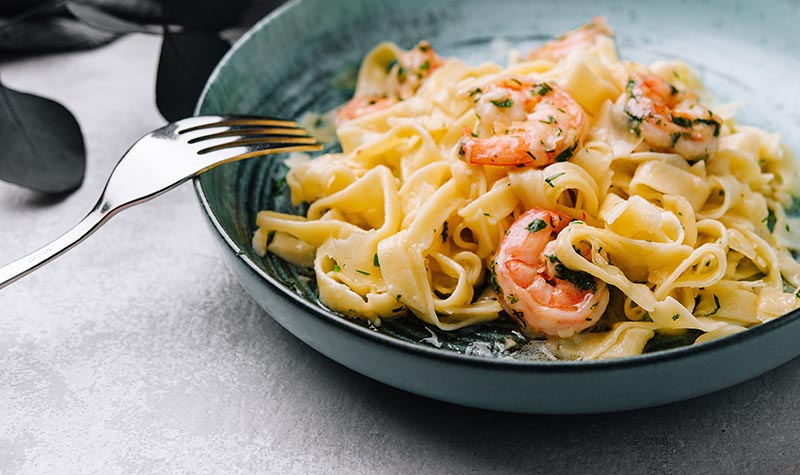 Piatto di tagliatelle con gamberi