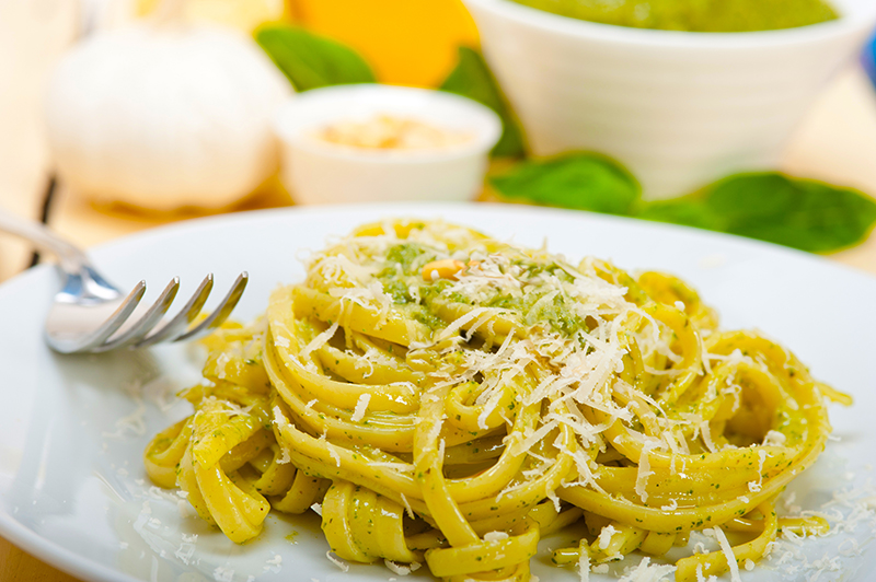 Pasta al pesto di rucola e mandorle